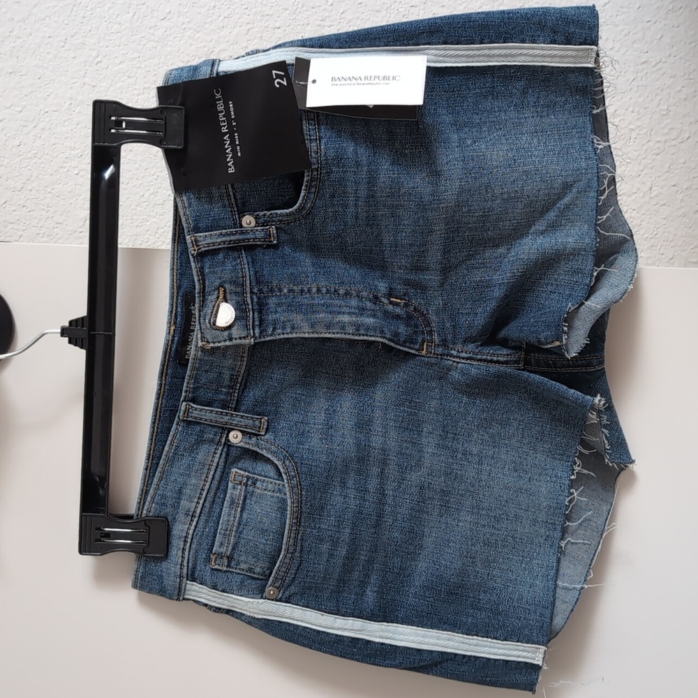 Banana Republic mid rise 3" short 27